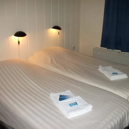 Empire Hotel *